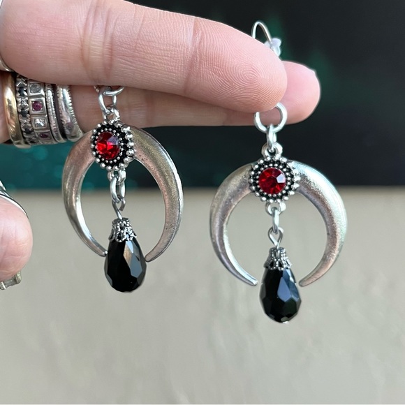 Silver up side down crescent moon lunula horns red stone goth boho earrings - Picture 8 of 13
